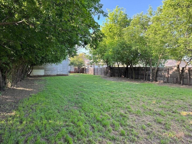 Building Photo - 1916 7th St