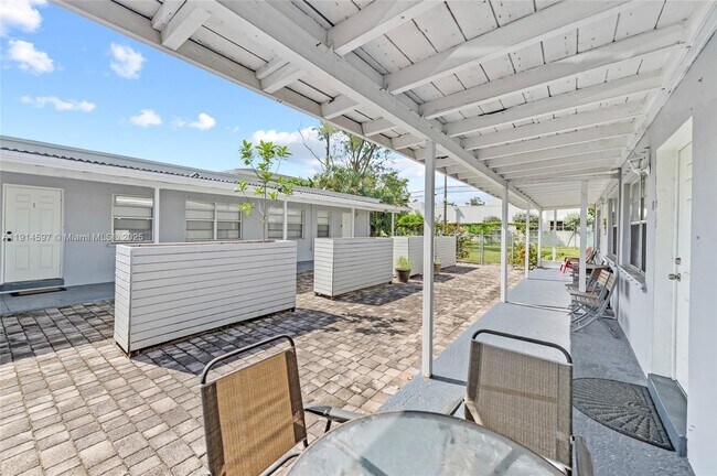 Building Photo - 1125 NE 5th Ave