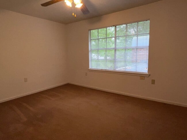 Building Photo - Spacious Home in Country Club Estates
