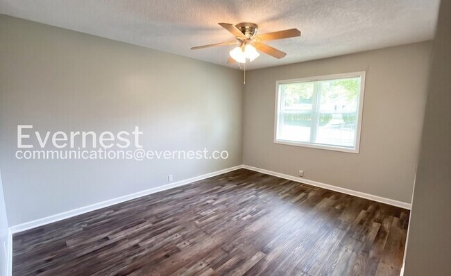 Building Photo - 3 Bed, 2 Bath Home with Modern Amenities / Pet-Friendly / Available Now!