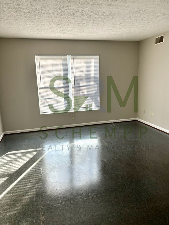 Building Photo - Updated first floor 1 bedroom apartment in West Louisville- Section 8 accepted