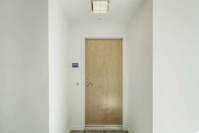 Building Photo - New Contemporary Sunny Apartment With Views