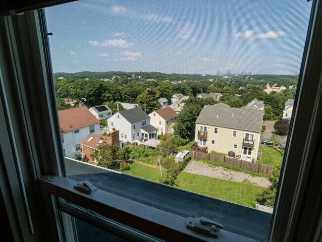 Building Photo - 130 Metropolitan Ave