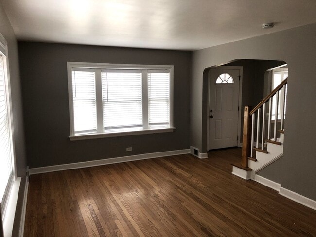 Building Photo - Great Home Beautiful Bathrooms/Kitchen! Fe...