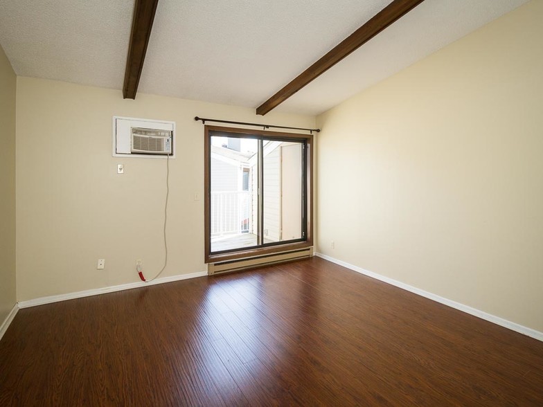 Living room with access to balcony - 350 Shelard Pkwy