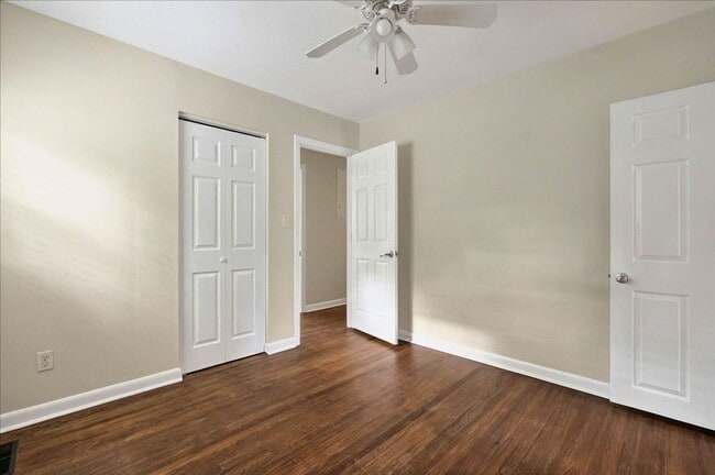 Building Photo - 4 bed 2 bath house, walk to stadium! Available August 2026