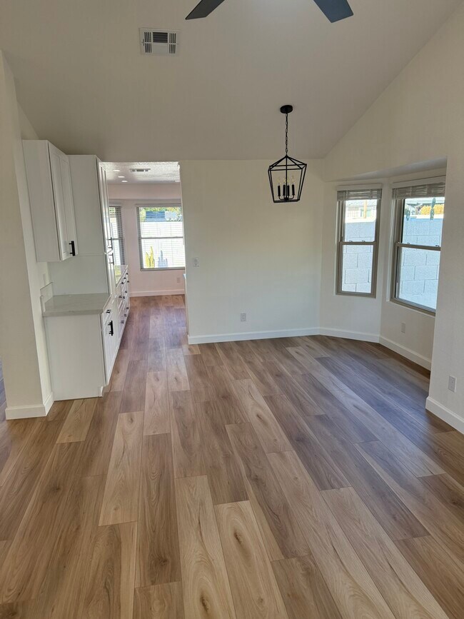 Building Photo - 3624 W Elgin St