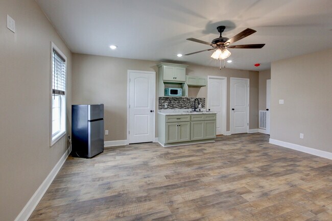 Building Photo - 135 Riverbend Dr
