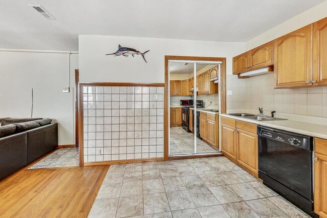 Building Photo - 838 N State St