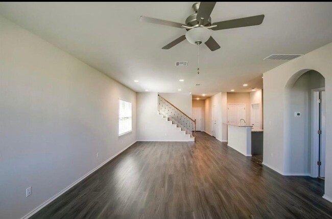 Building Photo - 129 Goldfinch Dr