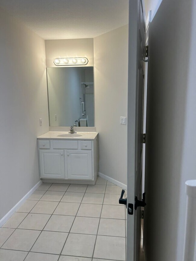 Building Photo - 3219 Dove Dr