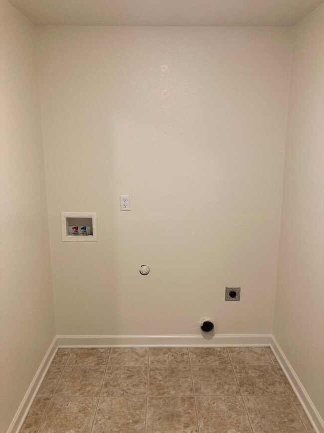 Building Photo - Three Bedroom Home, Landscaping Included!