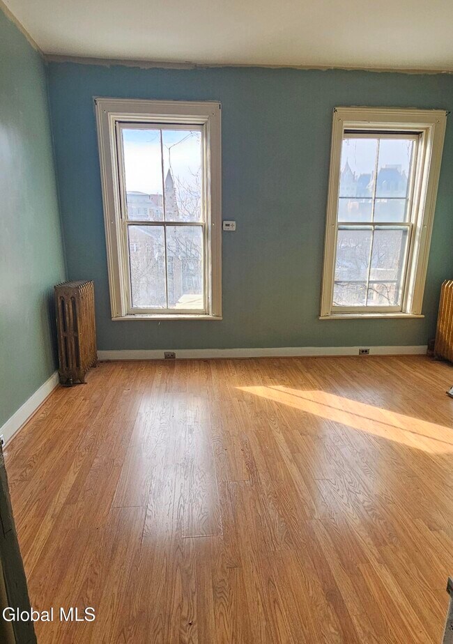 Building Photo - 44 Clinton Ave