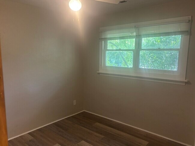 Building Photo - 1/2 off 1st month's rent with a move in date by 8/31/26 - 2 Bedroom 1 Bath End Unit Townhome in C...