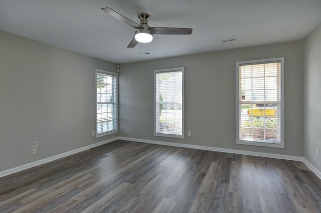 Building Photo - Beautiful 2 bed 2.5 bath Condo. Move-in Re...