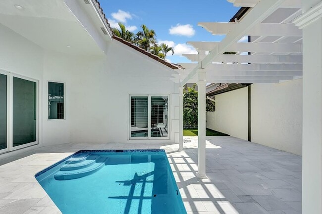 Building Photo - 3555 Commodore Cir
