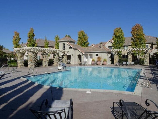 Building Photo - Adorable 2 bedroom 2 bathroom townhouse in...