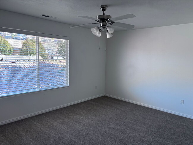 Building Photo - 3 bed / 2.5 bath / 1 car garage townhome with community pool