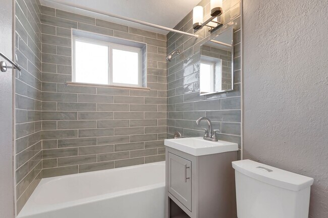 Building Photo - Adorable 1 bedroom apartment on first floor