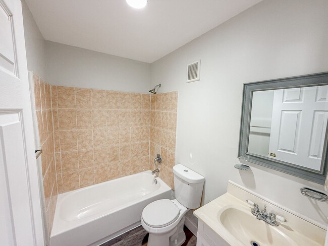 Building Photo - STUNNINGLY RENOVATED 5BR/2BA END UNIT ROW ...