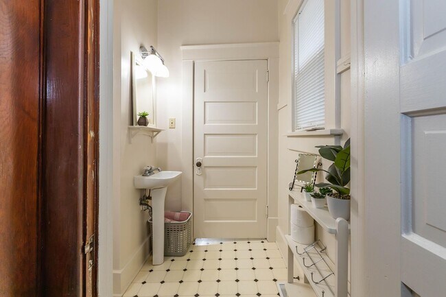 Building Photo - Charming Home - Close to Fort Riley