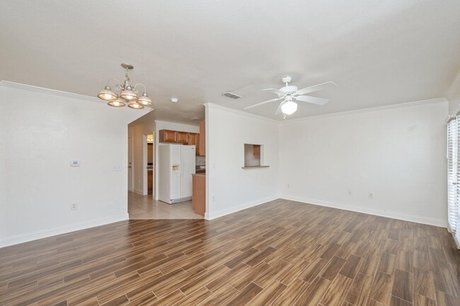 Building Photo - 715 Majestic Dr