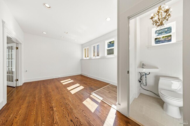 Building Photo - 31 Acacia Ave