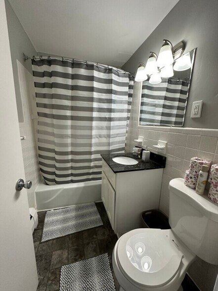 Building Photo - 271 Main St