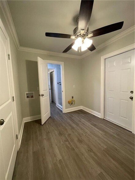 Building Photo - 214 River Oaks Dr