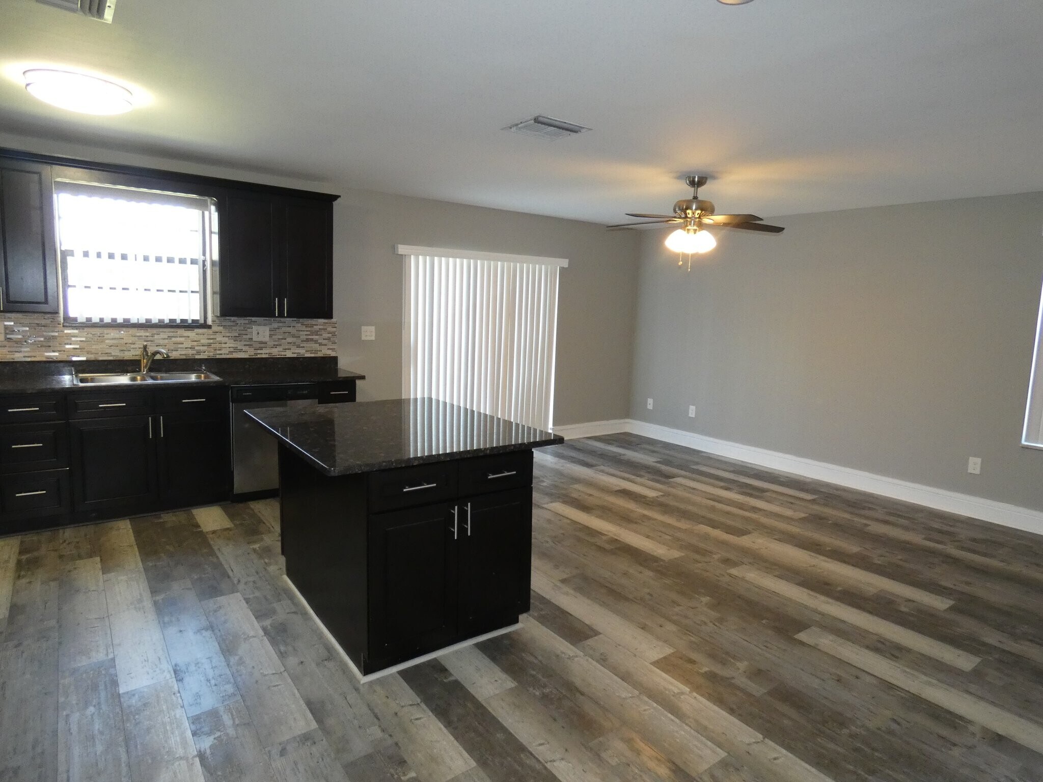 Building Photo - 14212 NE 4th Ave