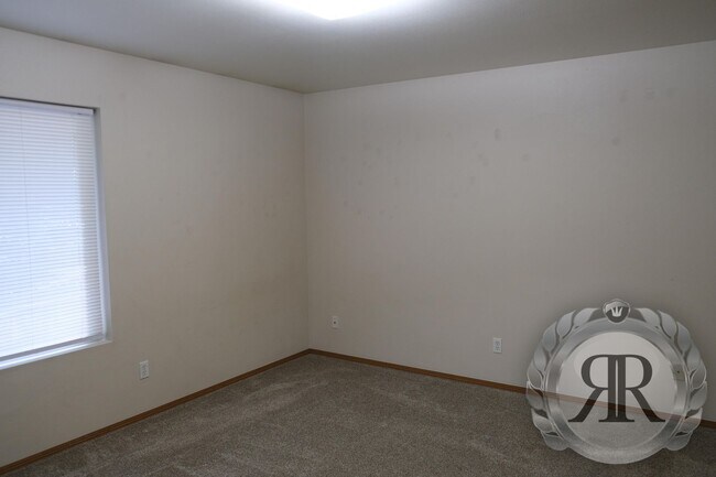 Building Photo - 2 Bedroom, 1.5 Bath Townhouse Style Apartment