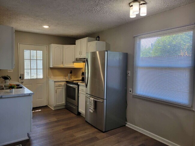 Building Photo - Sweet Home — 3 Bedroom with Garage & Stainless Steel Appliances