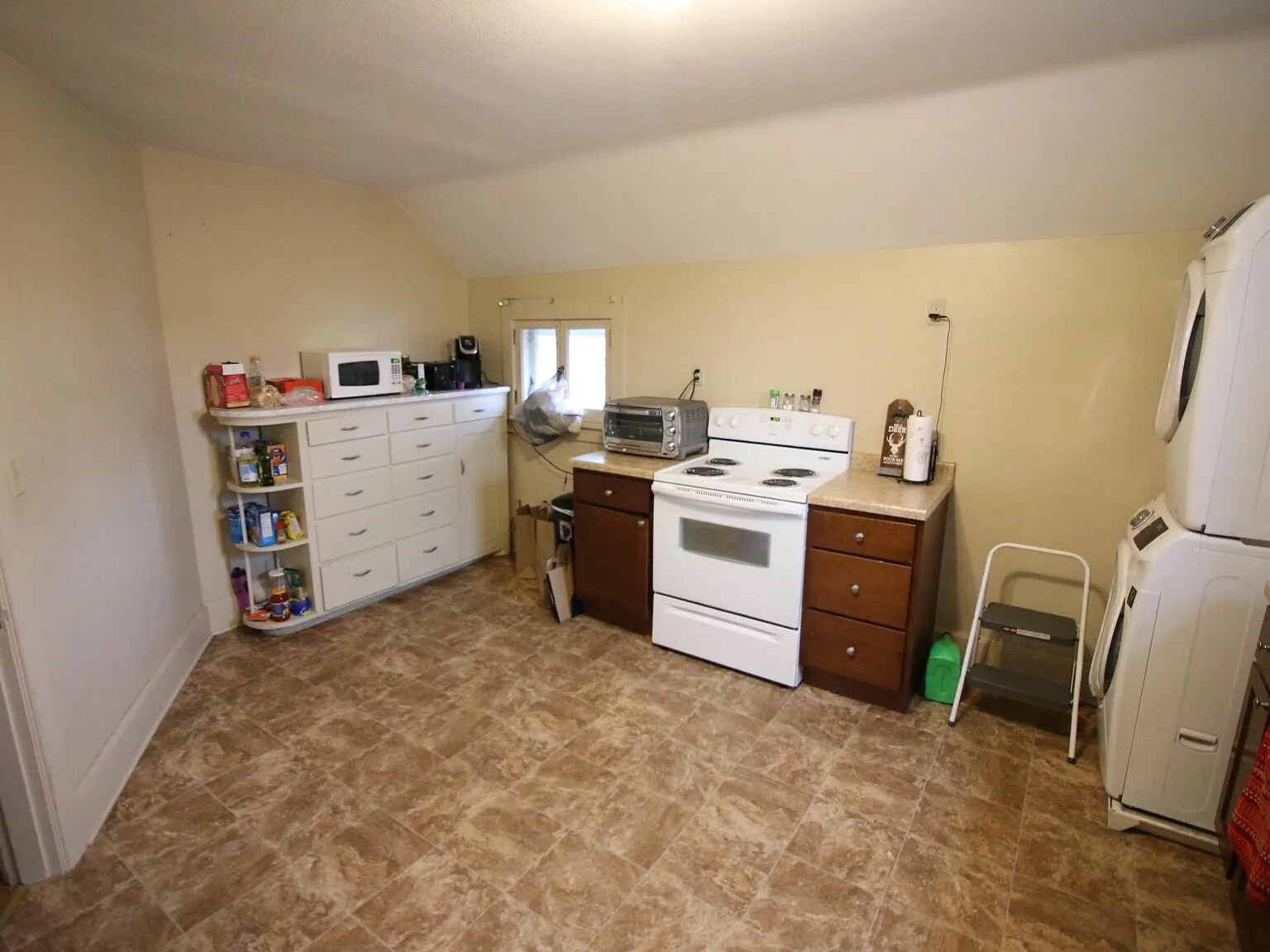 Building Photo - 177 E 9th St