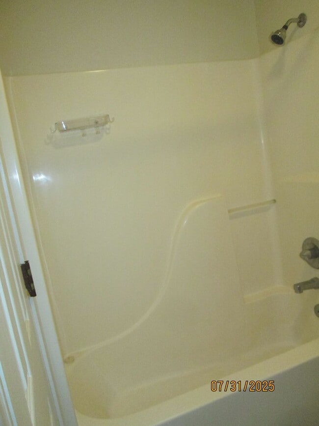 Building Photo - TOWNHOUSE - 2 bedrooms, 2 bathrooms