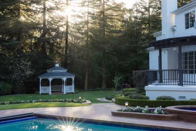 Building Photo - 10 Meadow Ln