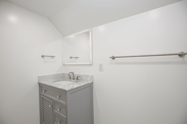 Building Photo - "Spacious and Inviting 2620 sq. ft. Home i...