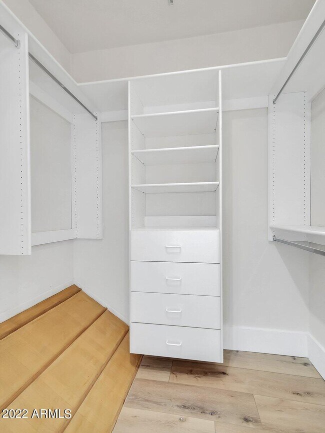 Building Photo - 6125 N 28th Pl