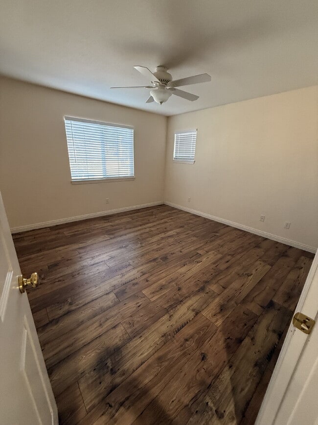 Building Photo - Spacious 5-Bed Family Home w/ 3-Car Garage Near Top Schools in Orange Crest.  One large bedroom a...