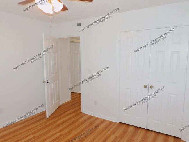 Building Photo - 7 Meadowood Glen Way