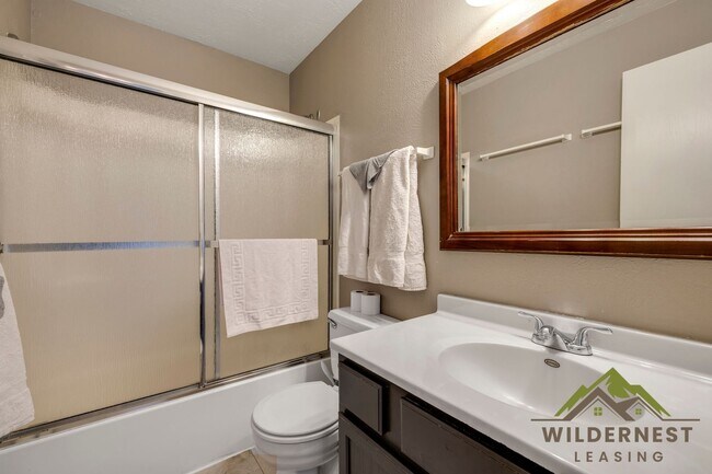 Building Photo - Buffalo Ridge - Spacious unit with Wifi, Covered Parking & Clubhouse