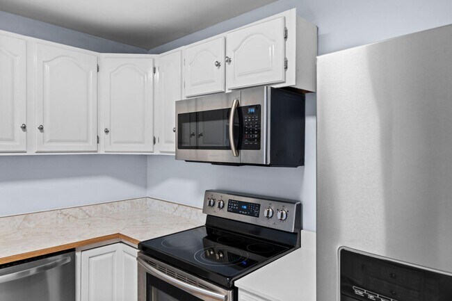 Building Photo - 562 Lone Oak Dr