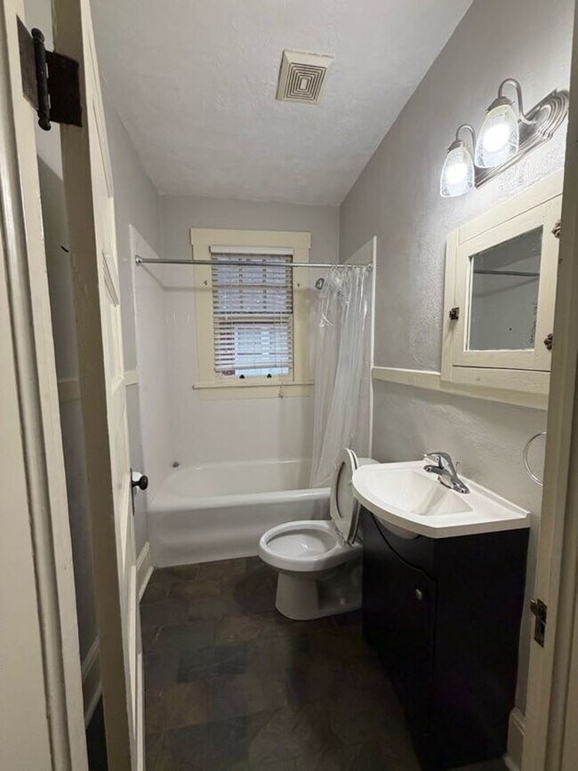 Building Photo - Midtown Bungalow 2BR House in Columbus Near Park