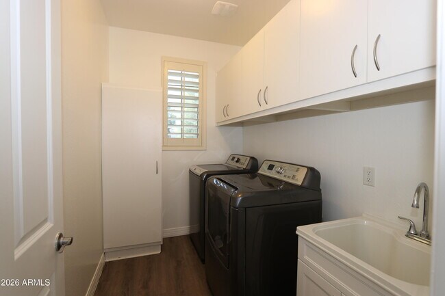 Building Photo - 852 E Rawhide Ct