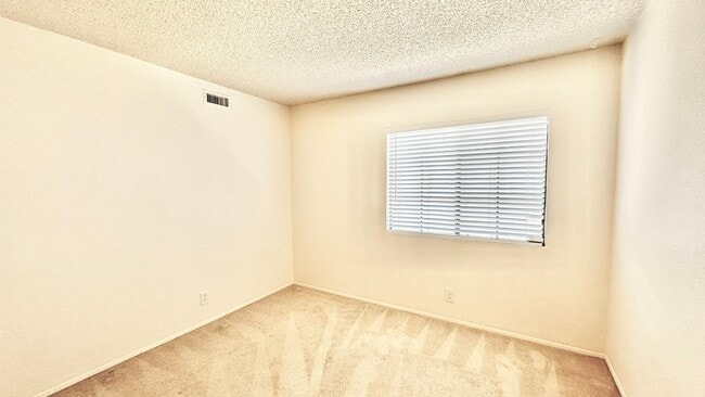 Building Photo - Beautiful, End Unit Condo, in the Very Des...