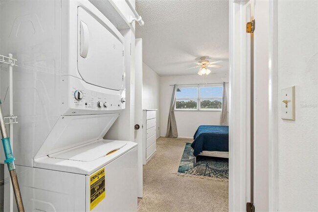 Building Photo - 11110 Carriage Hill Dr