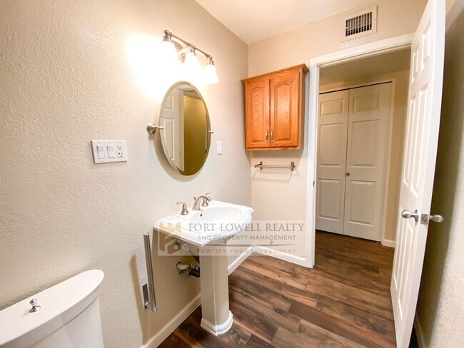 Building Photo - Super Charming 2 Bedroom 2 Bathroom Townhouse