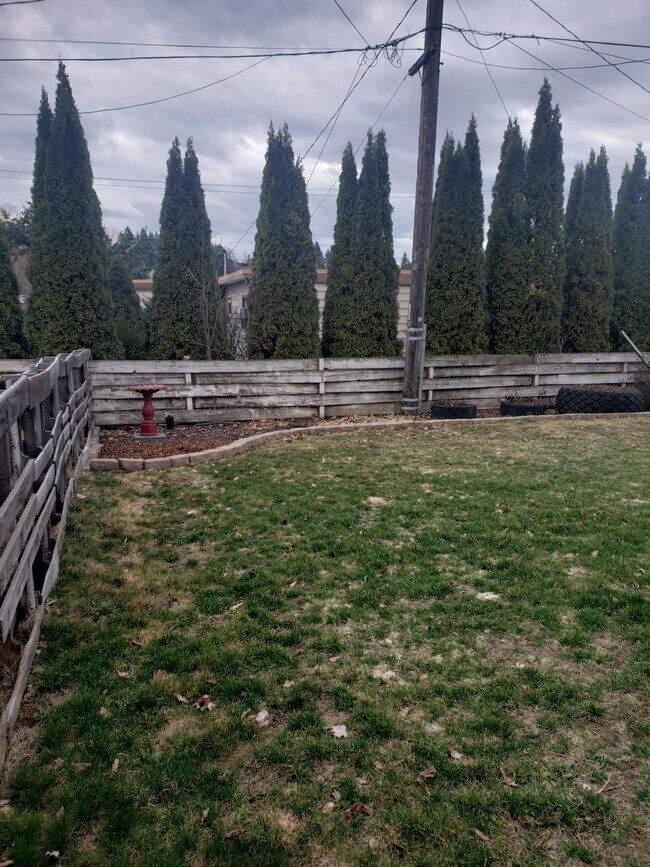 Building Photo - 3B1BA home, 956sqft, available 1/8/2027, large partially fenced yard, 2 shop spaces, carport and ...