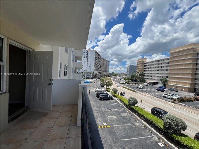 Building Photo - 401 Golden Isles Dr