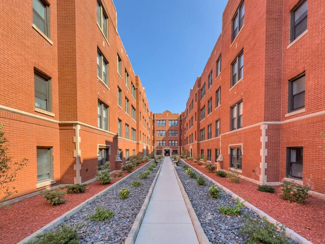Building Photo - 3913 N Janssen Ave