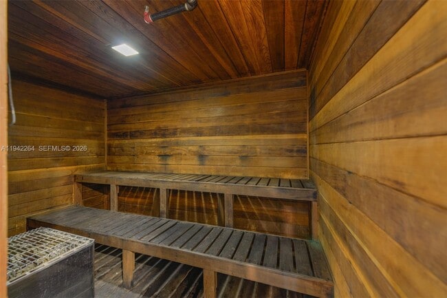 Building Photo - 3625 N Country Club Dr